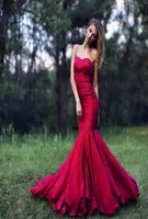 セクシーな赤いサテンイブニングドレスエレガントなストラップレスサテンフォーマンドレスパーティーバックレストランペットゴシックプラスプロムガウンNew1683353