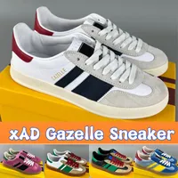 Top Xad Gazelle Sneaker Mens أحذية عرضية مصممة حذاء مصمم باللون الوردي الأزرق الحرير الأخضر الأحمر المخمل الأبيض من جلد الغزال الأسود البيج الأبنوس القماش الفاخر الرجال المدربين