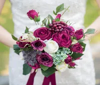 2017 Romantiska brudbuketter Bourgogne Rose Berry Handmade Artifical Flower Bouquet Wedding Bridesmaid Ramo Novia Bouquet1558050