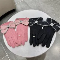 Merkenontwerpers Luxurys vijf vingers Handschoenen Fashion Classic Letter Pearl Flowers Handschoenen Winterwol Warm Outdoor Activiteiten Glove