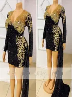 2022 Sexy Short Black Homecoming Dresses Illusion V Neck Long Sleeves Gold Lace Appliques Sheath Sequined Custom Party Graduation 2450314
