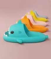 Yaz güzel köpekbalığı şekli kadın terlik karikatür çiftleri slaytlar plaj sandaletleri nonsip yumuşak eva ev banyo kızlar 220326758089