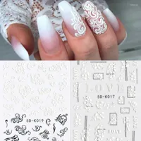 Nagelklistermärken 5D charms präglad blomma spets vit graverad design med texturerade skjutreglage för manikyrbröllop