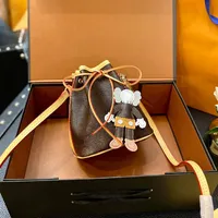 文字キーチェーンペンダント女性のストラドルショルダーバッグを備えたミニバケットバッグファッションデザイナースタイル高品質の財布wf210204q