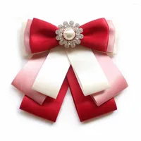 Broszki Koreańska wstążka broszka broszka rhinestone perłowa muszka krawat krawat krawat krawata sukienka moda dla kobiet akcesoria