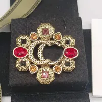 20 Style Tassel Letters Pins Broch Luxury Brand Design Women Lit Sweet Wind Brosches Pearl Suit Pin smycken Kl￤der Dekoration H￶gkvalitativ tillbeh￶r