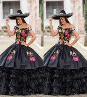 2022 Vintage Black Quinceanera Elbiseleri Charro Meksika İşlemeli Ruffles Saten Organze Kapalı Omuz Balo Elbisesi Resmi Akşam Dres6146518