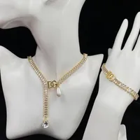 Женская роскошная ногтя браслет буквы дизайнер браслеты браслеты с сияющим бриллиантом CZ Crystal Stone 18k Gold Jewelry подарок