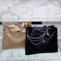新しい高級デザイナーブランドのショッピングバッグ女性トライアングル防水レジャートラベル肩のバッグ大容量ナイロンママ大手トート