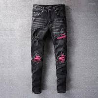 Мужские джинсы 2022 мужская мода на высокой улице повседневная черная чернокожие рваные красно -красные пятно стройные джинсовые штаны для мужчин 806