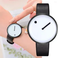 Armbandsur minimalistischen stil leder armbanduhren frauen sätt kreative schwarz wei design dot linie einfache gesicht quarz uhren uhr