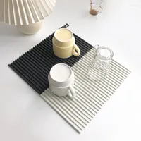 Maty stołowe 1PC silikonowe zastawa stołowa naczynia suszona mata suszona ciepło do dekoracji jadalni