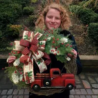 الشاحنة الحمراء عيد الميلاد إكليلا من الزهور الريفية السقوط الباب الأمامي أكاليل الاصطناعية مزرعة الكرز مع الشريط معلقة الزهور الاحتفالية 1520 D3
