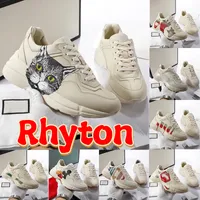 男性Rhytonカジュアルシューズデザイナー分厚いレザースニーカーレッドテニスロゴスプリットマウスレインボーグリッター猫の口印刷されたストロベリープリントマン女性スニーカー