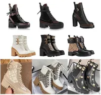 Designer de bota de bota feminina Luxury Martin Desert Boots Bege e Ebony 100% genuíno de couro acolchoado Sapatos de inverno Sapatos de borracha sola com caixa n ° 13