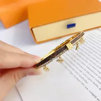 Luxusstil -Armbänder Frauen Armreifen Designer Brief Schmuck Kunstleder 18K Gold plattiert Edelstahl Armband Manschette Mode Schmuckzubehör Accessoires