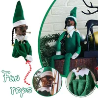 Snoop auf der Stoop Christmas Elf Puppe Spion auf einem Bogenspielzeug Weihnachtsfestival -Party -Dekor Spion