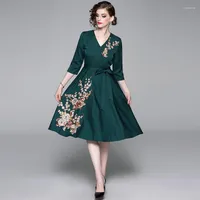 Robes décontractées Robe de broderie florale d'automne 2022 Elegant V-Neck Lace-up Office Lady Chinese Style Vestidos Casamento Convidada Elegante