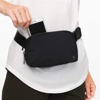 2022 Ny Lu Yoga Belt Bag Fanny Pack Women's Sports Messenger midjeväska 1L Kapacitet Designer Fitness Supplies Uppgradering Silikonetikett och plyschversion med varumärkeslogotyp
