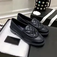 Hoogwaardige dames Loafers Designer Lederen Loafers Stijlvol geborduurd lage hakken Comfortabele platform Single schoenen Maat 35-40 met doos