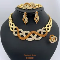 Les boucles d'oreilles de collier sont la mode pour les femmes et la conjunto de joyas italianas chapadas en oro