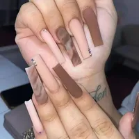 Искусственные ногти с розовым роликом нажима на ногтя