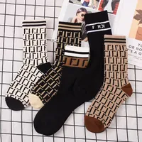 Мужчины и женские дизайнерские носки ретро письма печатная печать бренда модные носки мужские осенние зимние носки Оптовые