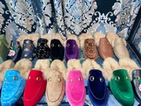 Designer tofflor kvinnor loafers mules h￶st original kanin h￥r tofflor klassisk kopparh￤st sp￤nne broderi sandaler l￤der halv toffel m￶nster glider