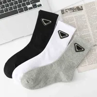 Socks Designer Luxury Prad Classic Letter Triangle Fashion Iron Standard Autumn e Winter Algod￣o puro Meias de tubo alto 3 pares