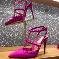 Stiletto Elbise Ayakkabı Kadın Lüksler Tasarımcıları Patent Deri Perçinler Sandalet Sandal Strapt 10cm Yüksek Parti Düğün Ayakkabı Fabrikası Ayakkabı 35-42
