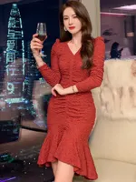 Robes d￩contract￩es 2022 Automne Elegant Femmes Red V-Neck Manches longues Sir￨ne Lady V￪tements de soir￩e Robe Femme Folds Bodycon Vestido