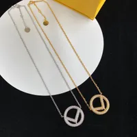 fyrkantig halsband designer kvinnor h￤ngen retro brev utsmyckning brons charm kedja h￤nge halsband mode m￤ssing smycken