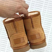 클래식 스노우 부츠는 엄마와 어린이 일치하는 신발 겨울 신발을위한 상자 진짜 가죽 부츠와 함께 판매되었습니다.
