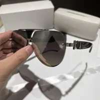 Nuovi occhiali da sole di moda 8843 Frame in metallo quadrato popolare e versatile OGGERI DI PROTEZIONE UV400 OUTDOOR UV400 ESECHE SENT CHE