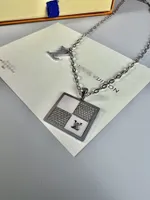 Unisex Silver Letter Four Disc Fritillaria Chain Collar Nuevo estilo para el hombre