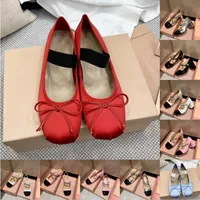 Tasarımcı Miu Dans Ayakkabıları Yaz Takılar Yürüyüş Günlük Ayakkabı Kadınları Kırmızı Nius Bale Yağları Gerçek İpek Muller Ayakkabı Marka Klasik Yürüyüş Daireleri Katırlar Konforlu Elbise Loafers