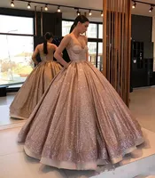 2023 로즈 골드 볼 가운 Quinceanera 드레스 디자이너 반짝이는 스파게티 스트랩을 가진 무도회 미인 대회 가운 ruched 등이없는 달콤한 15 드레스