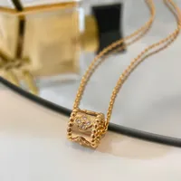 Halskette gegen Gold Zylinder dreidimensionaler Sinn Vierbl￤ttere Klee Eingelegtes Diamant, alle passen zu kreativen Handwerksm￤nnern und Frauen, die beliebt sind