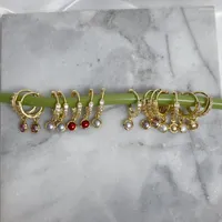 Boucles d'oreilles cerceaux bijoux en gros micro pav￩ cz zircon gold plaqu￩e en laiton color￩ color￩ de petites cerceaux pour les femmes