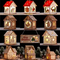 Kerstdecoraties Diy Natuurlijke houten hangende blokhut met warme led -lichten Kerst ornamenten Hout Gloeiende kasteel Lamp Jaar Gifts Kids Toys 221021