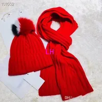 2018 Chapeaux de tricot de luxe avec Boule de cheveux noirs rouges blancs Fashion bon march￩ Bons de bonnet Chapeaux et foulards chauds d'hiver pour femmes et ￩charpes Tal