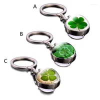 キーチェーンLuminescent 4 Clover Leaf Good Luck Metal Keychain Friend Gift Idea Charm Girl Boy Friendshion
