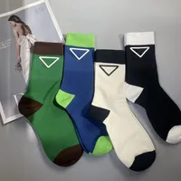Üçgen Deri Etiketi Sıcak Damgalama Alfabe Çorapları Mavi ve Yeşil Kontrast Renk Dikişsiz İnce Orta Kalf Uzunluğu Çoraplar Erkekler ve Kadınlar Spor eğlence