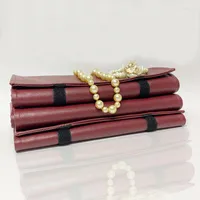 Smyckespåsar 16 bitar av rött pu halsband förvaring resor rullväska pärlkedjan arrangör display armband förpackning gåva