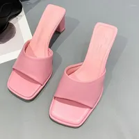 Tofflor 2022 kvinnor designer höga klackar glider mulor sommar tjocka block sandaler lyxiga chunky skor ytmtloy inomhus sapatos mulhe