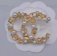 Korean C Letters Brand Designer Brooches Pins Pearl Crystal Rhinestone High Quality Luxury Vintage Retro Temperament Ladies Brooch Je