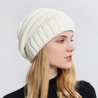 女性の冬編みのビーニー帽子とポニーテールホール高散らかったパンの固体色のストレッチスノー