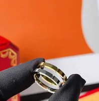 Högkvalitativ designerband ringar mode kvinnor smycken guld bokstav 2 färg vigsel ring kvinnliga gåvor lyxiga klassiska par ringar ornament