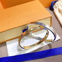 Luxury Letter Printing Bangle Designer unisex rostfritt stål metall mode guld och silver enkla män kvinnliga par klassiska armband