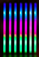パーティーデコレーションRGB LEDフォームグロースティック照明ウェディングコンサートおもちゃカスタマイズされたロゴ220PCS3233709のための暗いマルチカラースティック
